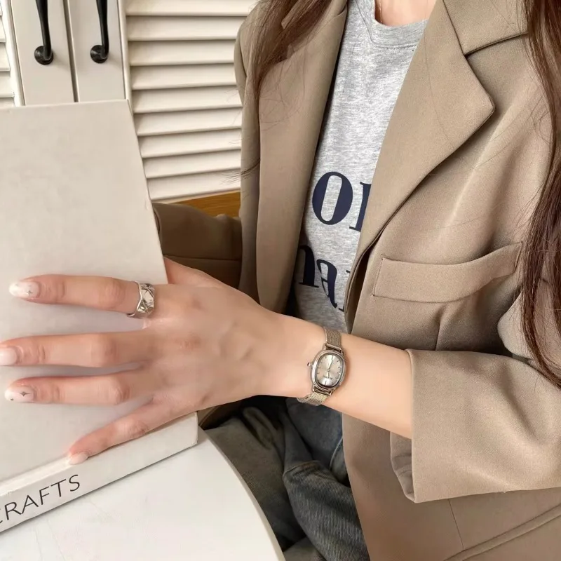 Reloj verde con esfera ovalada - Luxury Watch Lady reseña y precio