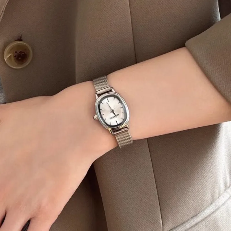 Reloj verde con esfera ovalada - Luxury Watch Lady reseña y precio